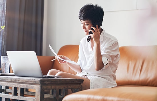 femme apprenant en quoi consiste une avance de fonds sur une carte de crédit 5 Hacks to Help Earn Soaring Airline Miles—And Travel Points!