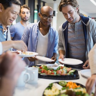 Des collègues profitent d’un buffet pendant le déjeuner